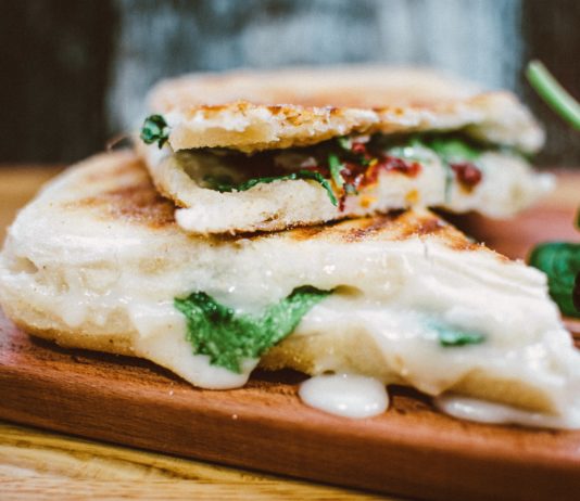 #sandwichthins ligero de salmón ahumado, huevas, rúcula y mayonesa sandwich ligero con thins