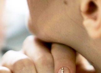 Uñas minimalistas doradas