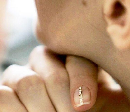 Uñas minimalistas doradas