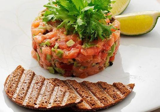 Receta de tartar de salmón para mantener la operación bikini