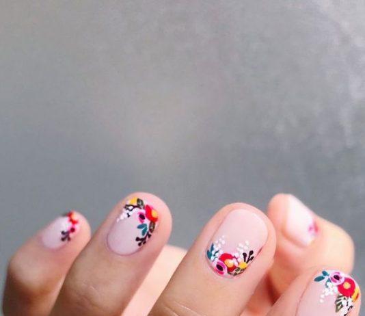 Ideas para manicuras de verano que dejarán sin palabras al personal manicuras con flores originales
