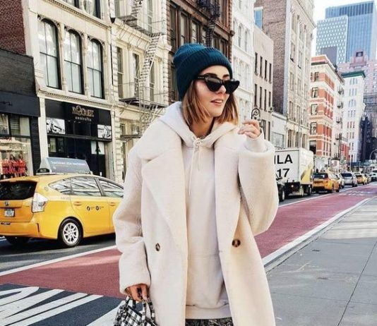 5 looks de la semana: apuesta fuerte por los abrigos que todavía encontrarás en las rebajas falda-midi-gafas-cateye-abrigo-xxl-sudadera